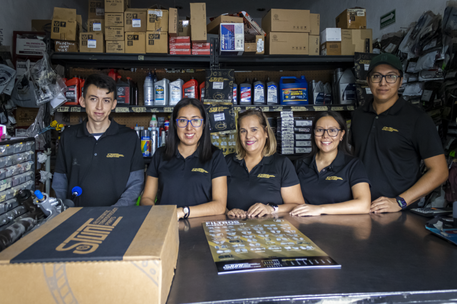 personas en una refaccionaria de transmisiones automaticas sonriendo