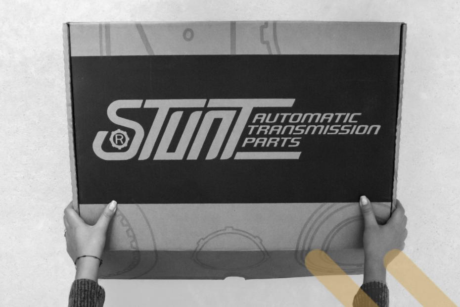 persona sosteniendo una caja stunt part al estilo blanco y negro