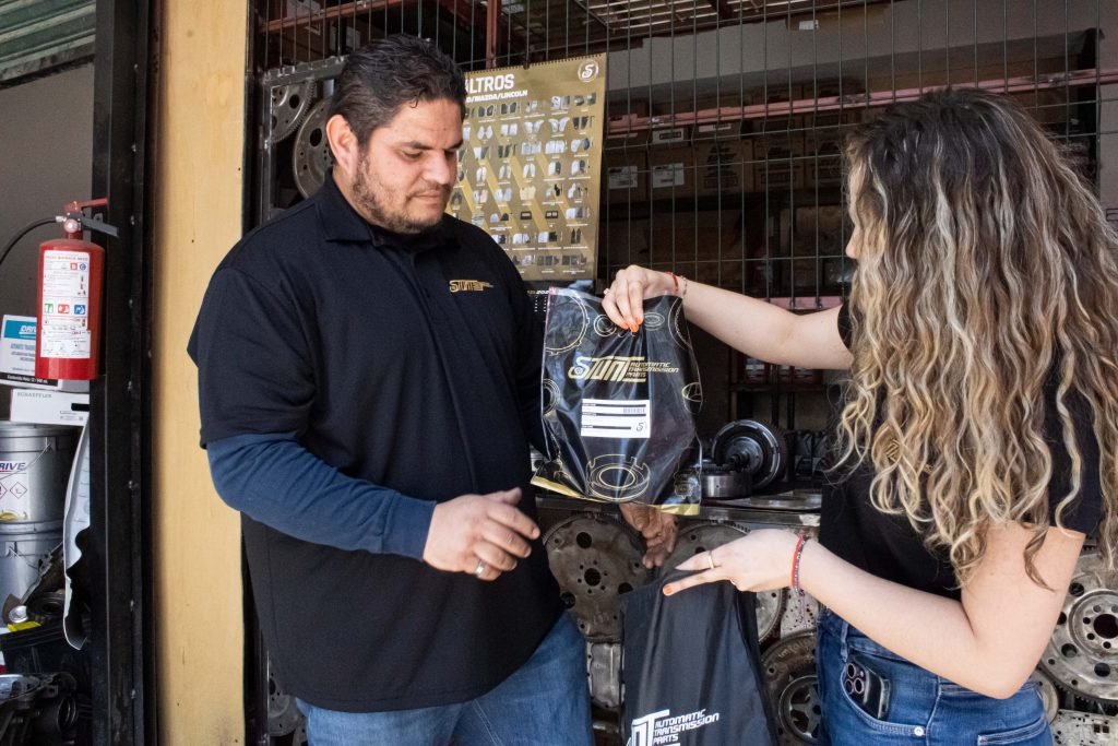 personas sosteniendo bolsa stunt