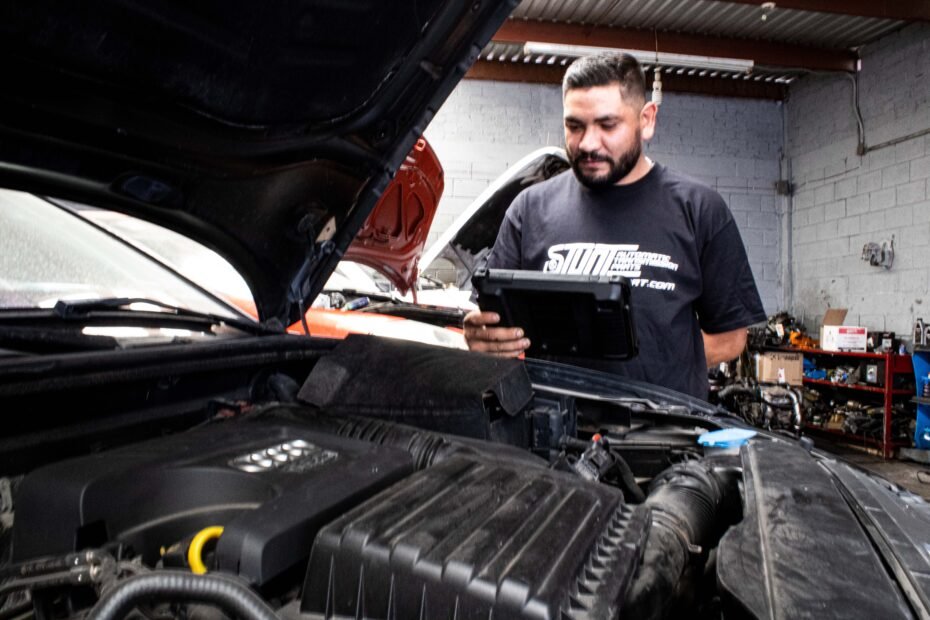 jose el mecanico en su taller